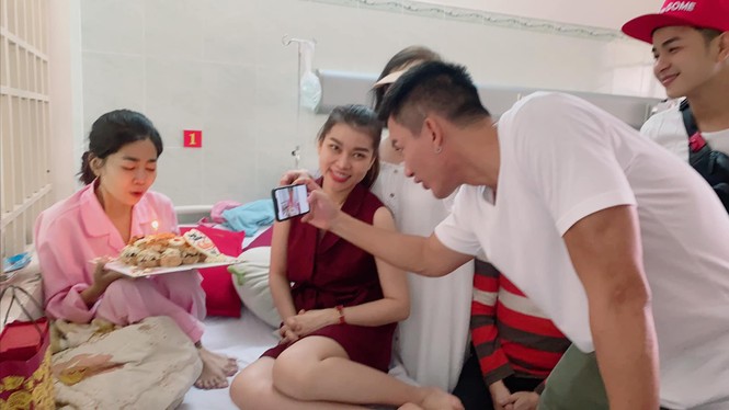Mai Phương thổi nến đón sinh nhật trên giường bệnh - ảnh 2