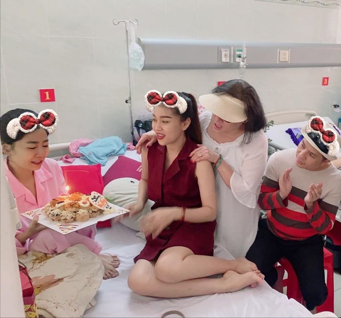 Mai Phương thổi nến đón sinh nhật trên giường bệnh - ảnh 1