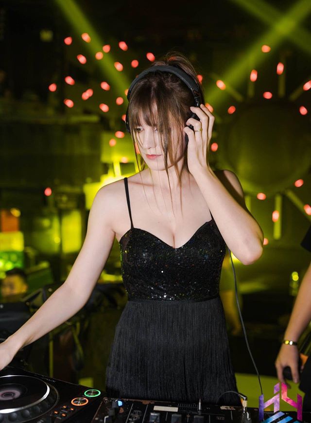 Nữ DJ người Ukraine bị đồn lộ clip nóng sở hữu mặt búp bê, thân hình 'bốc lửa' - ảnh 4
