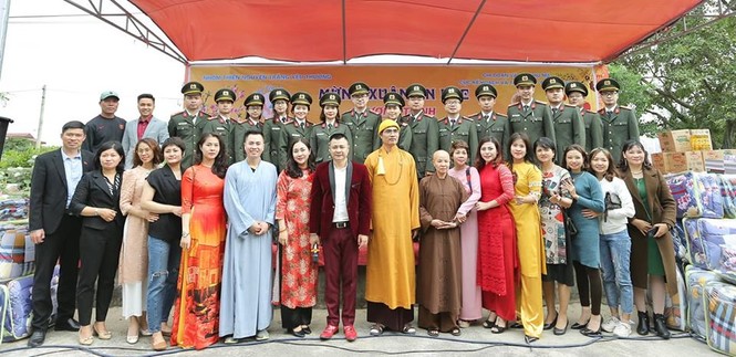 Sao Việt 30 Tết: BTV Quang Minh ăn tất niên 'theo hiến pháp và pháp luật' - ảnh 8