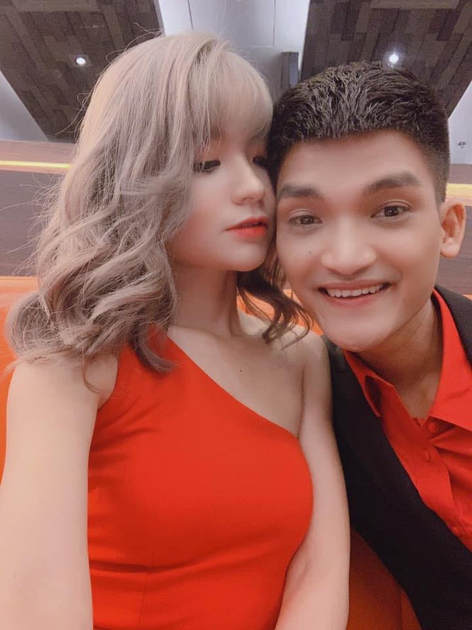 Bạn gái Mạc Văn Khoa mặc váy xẻ gợi cảm trong tiệc sinh nhật - ảnh 12