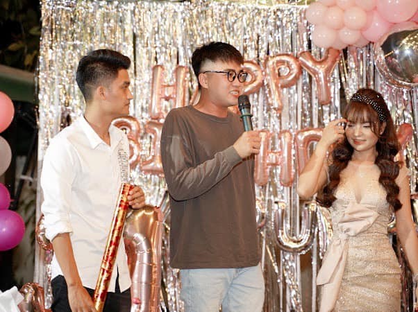 Bạn gái Mạc Văn Khoa mặc váy xẻ gợi cảm trong tiệc sinh nhật - ảnh 2