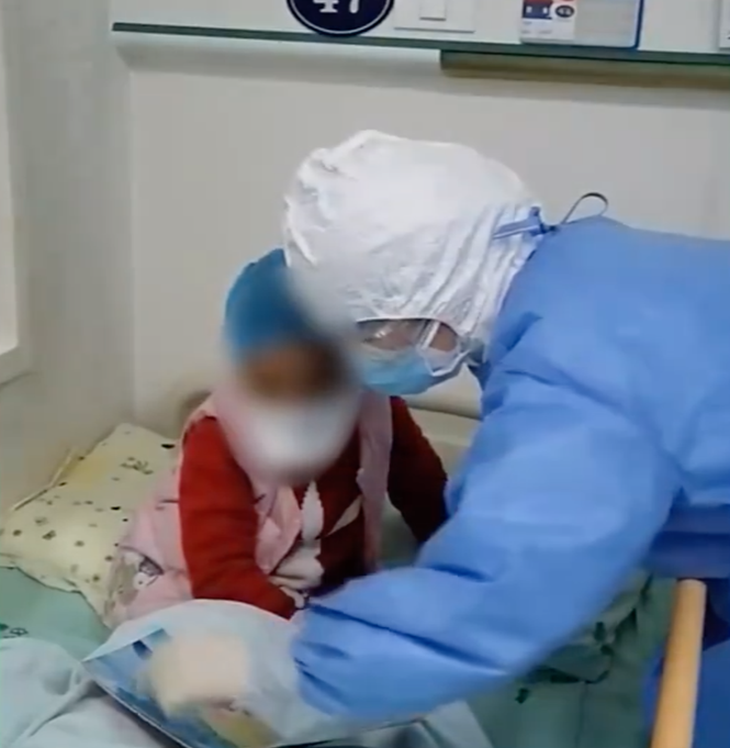 Video bé gái Hồ Bắc bị Covid-19 nhảy cảm ơn bác sĩ chăm sóc mình gây 'sốt' - ảnh 1