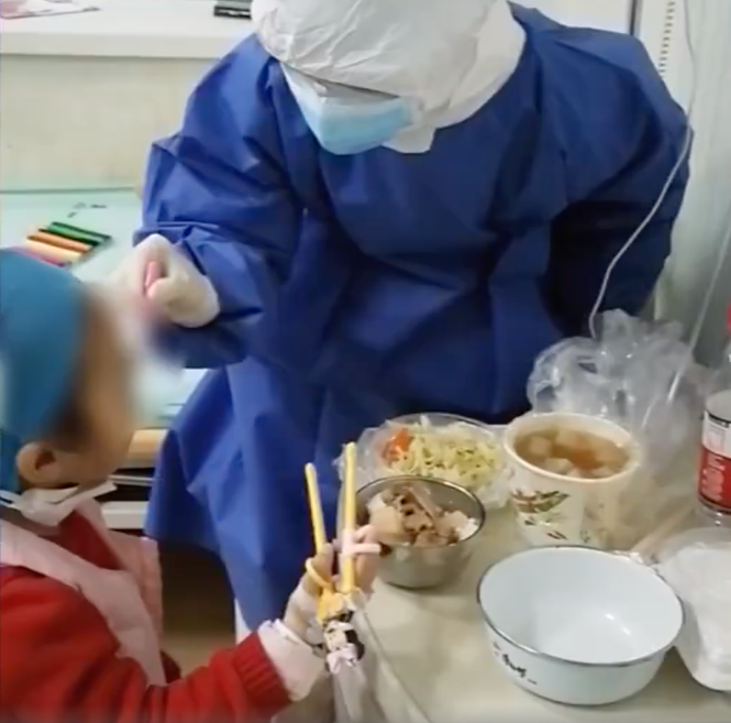 Video bé gái Hồ Bắc bị Covid-19 nhảy cảm ơn bác sĩ chăm sóc mình gây 'sốt' - ảnh 2