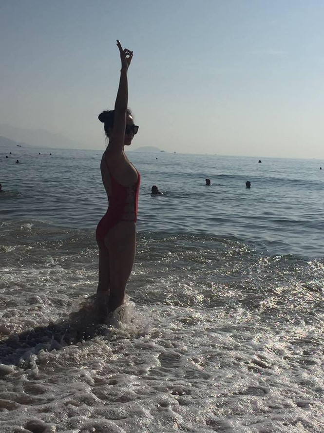Lần hiếm hoi Hồng Diễm khoe ảnh diện bikini cắt xẻ táo bạo - ảnh 5