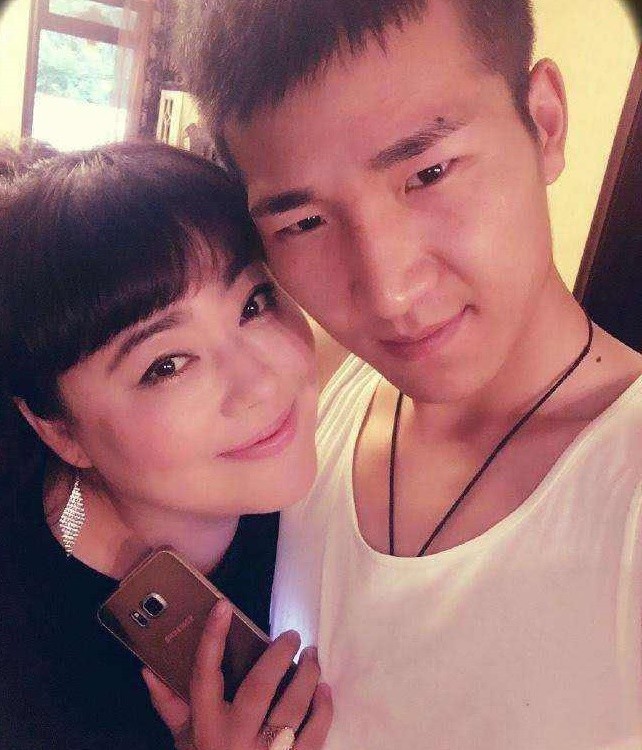 Showbiz 17/4: Bất ngờ danh tính vợ chồng nữ diễn viên bị tố lừa đảo hàng triệu USD - ảnh 1