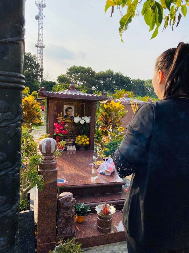 NSND Hồng Vân mang bánh kem đến mộ nghệ sĩ Anh Vũ để chúc mừng sinh nhật gây xúc động - ảnh 3