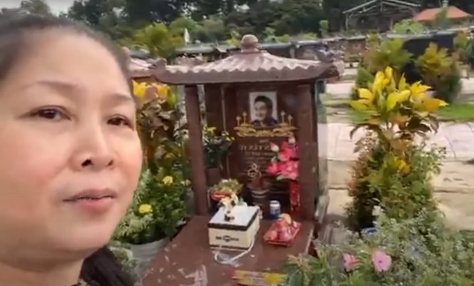 NSND Hồng Vân mang bánh kem đến mộ nghệ sĩ Anh Vũ để chúc mừng sinh nhật gây xúc động - ảnh 1