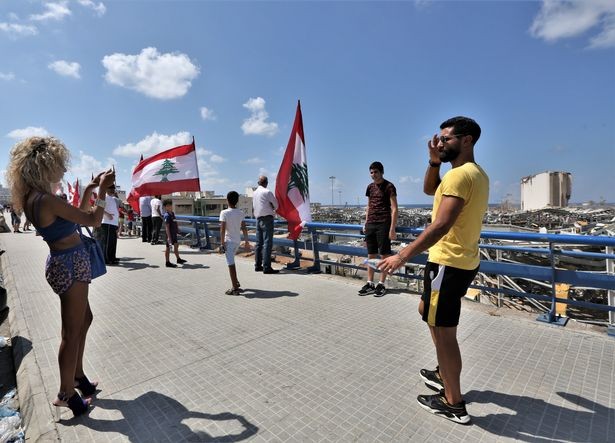 Đến hiện trường thảm họa Beirut để chụp ảnh 'sống ảo', cặp đôi bị chỉ trích dữ dội - ảnh 2