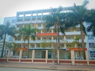 Dừng giảng dạy, điều chuyển công tác thầy giáo 'gạ tình' nữ sinh - ảnh 1