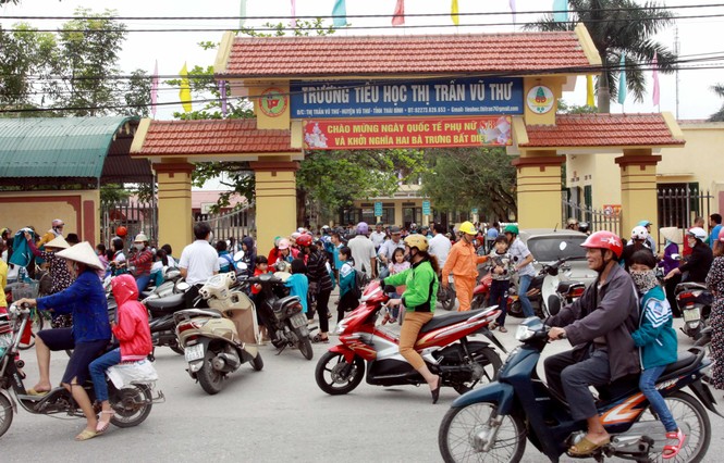 Được 'đả thông' tư tưởng, phụ huynh đưa con em trở lại trường từ tuần sau - ảnh 1