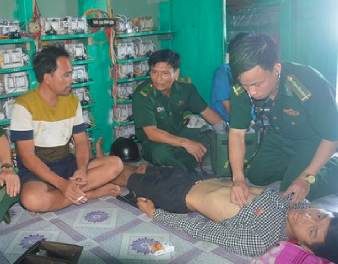 Giải cứu 6 ngư dân Thanh Hoá bị chìm tàu trên biển - ảnh 1