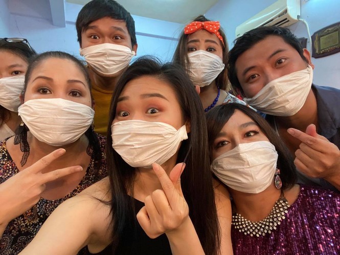 NSND Hồng Vân rớt nước mắt nhìn các chiến sĩ nơi chiến trường mùa dịch - ảnh 3 NSND Hồng Vân rớt nước mắt nhìn các chiến sĩ nơi chiến trường mùa dịch - ảnh 3
