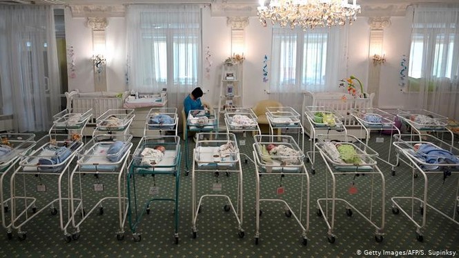 Nhiều trẻ sinh ra do đẻ mướn bị kẹt ở Ukraine - ảnh 1