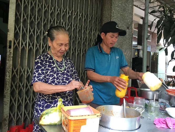 Chuyện xúc động đằng sau gánh mì đàn ông ở Đà thành - ảnh 1