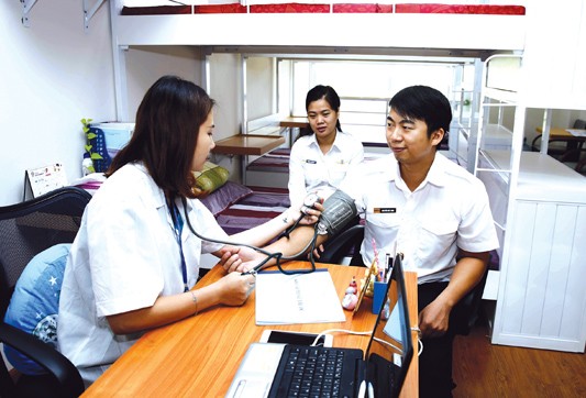 Cận cảnh nghề dẫn đường cho máy bay - ảnh 5
