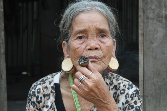 Gặp những người cuối cùng 'cà răng, căng tai' - ảnh 1