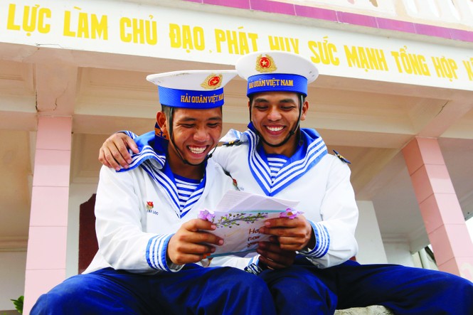 Xuân ấm giữa trùng khơi - ảnh 1
