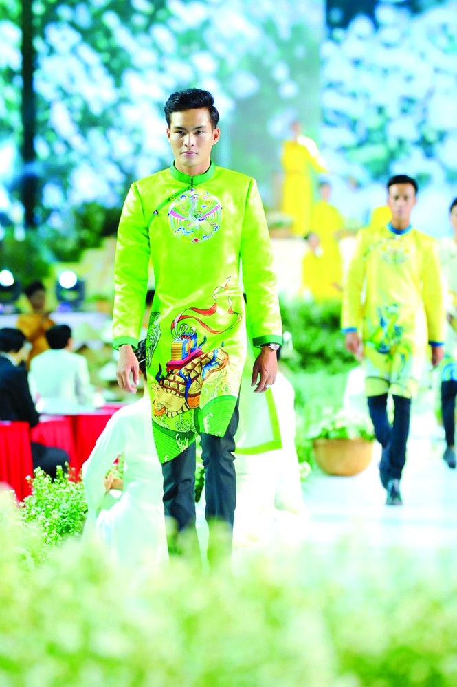 Những người đàn ông bận áo dài - ảnh 2