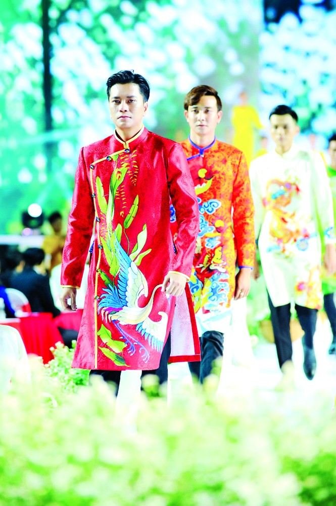 Những người đàn ông bận áo dài - ảnh 1