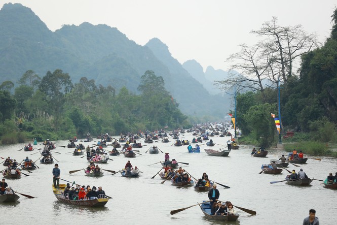 Tấp nập trẩy hội chùa Hương trong đêm - ảnh 1