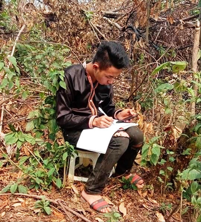Dựng lán, đào củ kiếm tiền học trực tuyến trong mùa COVID-19 - ảnh 1