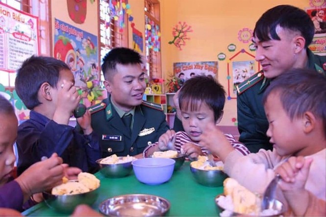 Cùng đồng bào xây 'lũy thép' nơi biên ải - ảnh 1