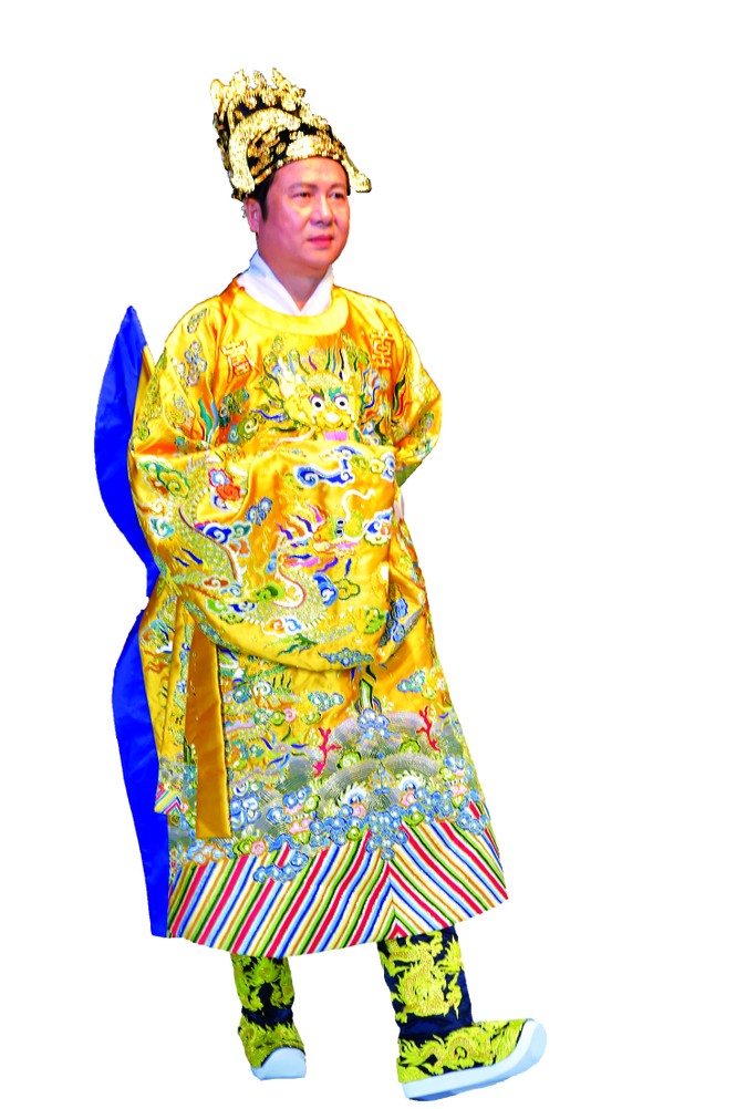 Đổ tiền tỷ chơi trang phục cung đình - ảnh 1