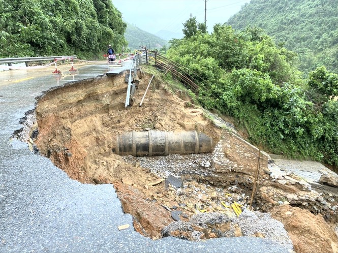 Lũ kinh hoàng ở Quảng Trị, hàng trăm mái nhà chìm trong biển nước - ảnh 1