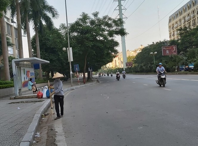 Đất cát đầy đường Hà Nội, quét hút càng thêm bụi - ảnh 7