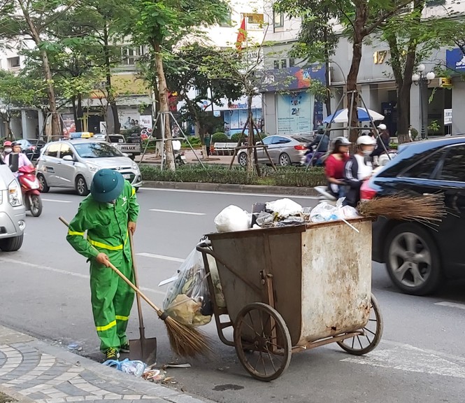 Đất cát đầy đường Hà Nội, quét hút càng thêm bụi - ảnh 8