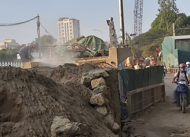 Đất cát đầy đường Hà Nội, quét hút càng thêm bụi - ảnh 5