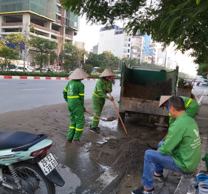 Đất cát đầy đường Hà Nội, quét hút càng thêm bụi - ảnh 6