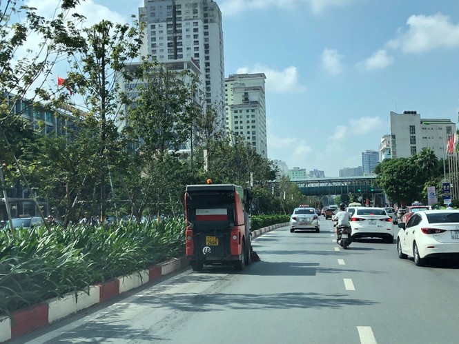 Đất cát đầy đường Hà Nội, quét hút càng thêm bụi - ảnh 9