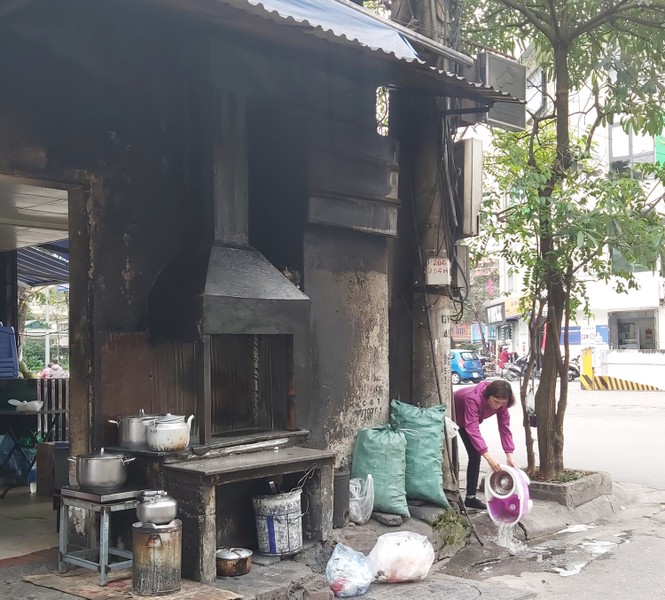Cảnh dân Thủ đô bức bối, hít khí độc vì quán ăn dùng nhiều bếp than tổ ong - ảnh 9