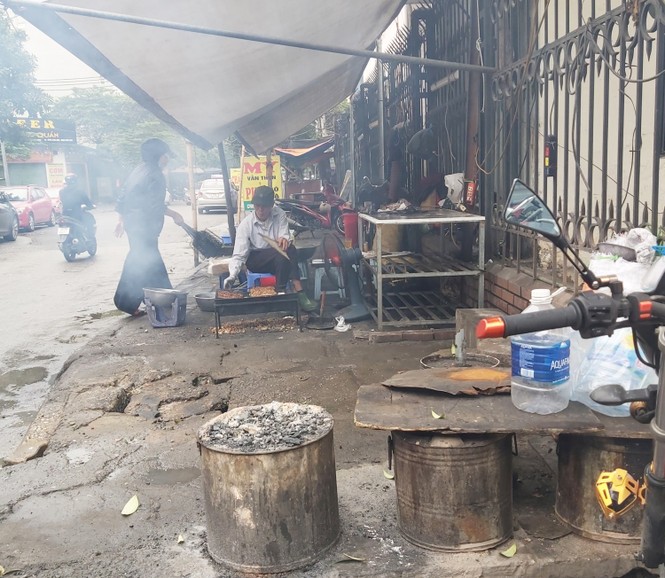 Cảnh dân Thủ đô bức bối, hít khí độc vì quán ăn dùng nhiều bếp than tổ ong - ảnh 11