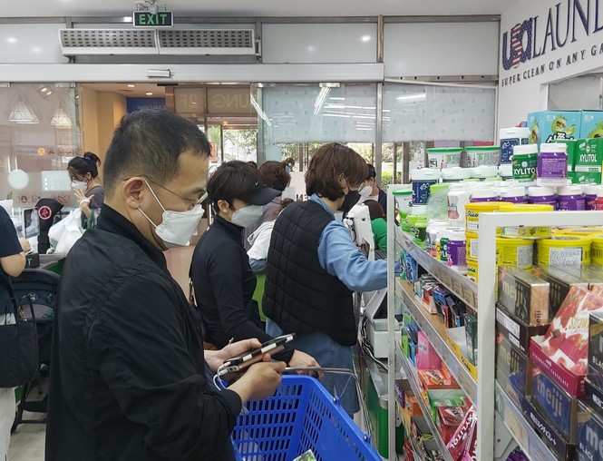 Người Hàn Quốc tại Hà Nội tích trữ thực phẩm, hạn chế đến nhà hàng - ảnh 3