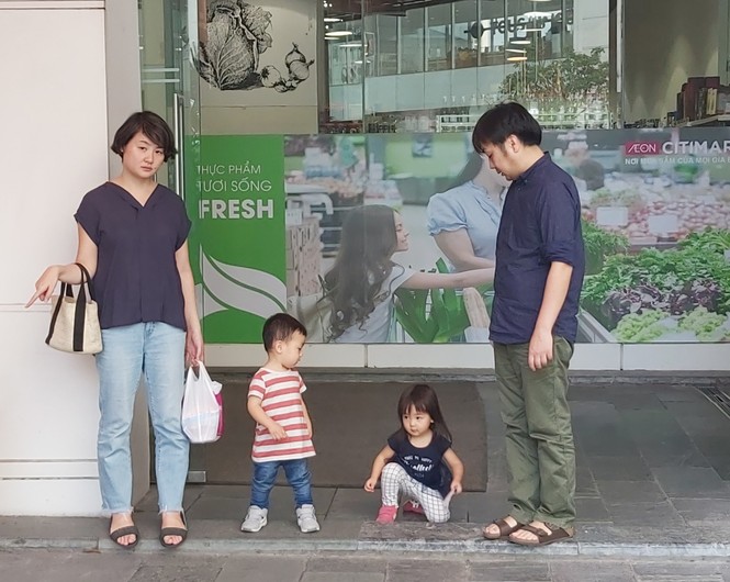 Người Hàn Quốc tại Hà Nội tích trữ thực phẩm, hạn chế đến nhà hàng - ảnh 9