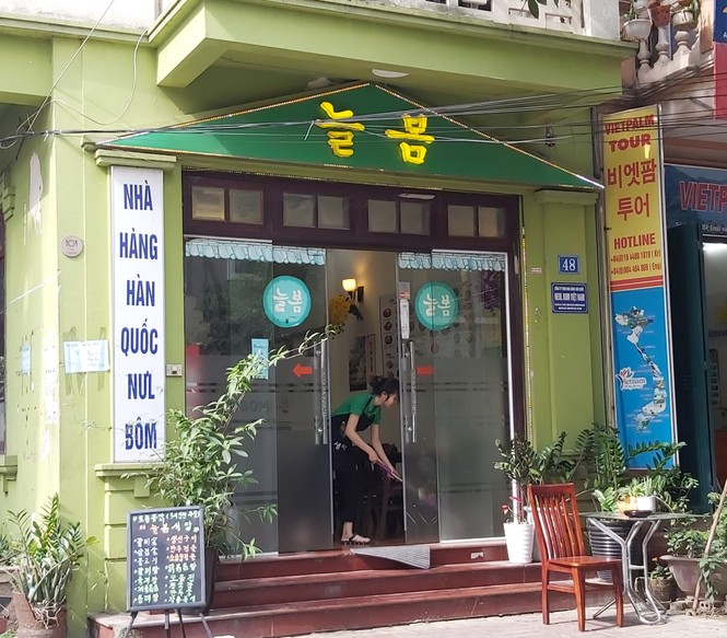 Người Hàn Quốc tại Hà Nội tích trữ thực phẩm, hạn chế đến nhà hàng - ảnh 5