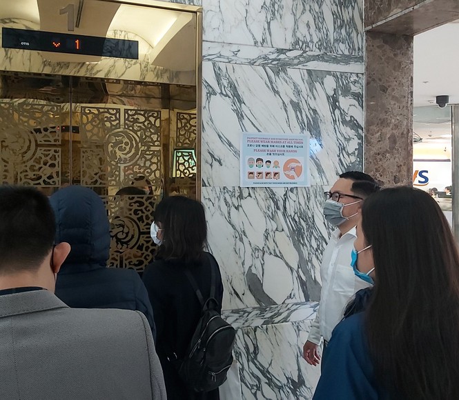 Người Hàn Quốc tại Hà Nội tích trữ thực phẩm, hạn chế đến nhà hàng - ảnh 8