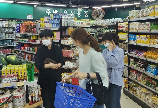 Người Hàn Quốc tại Hà Nội tích trữ thực phẩm, hạn chế đến nhà hàng - ảnh 2