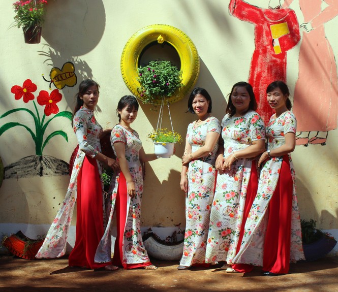 Những “bức họa” tri ân thầy cô của trường vùng sâu - ảnh 2