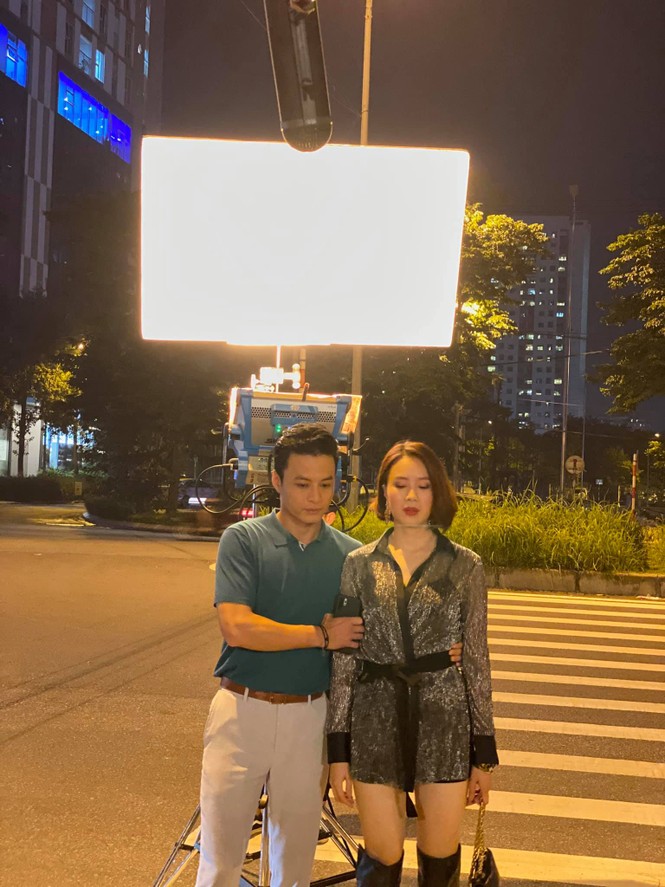Lộ ảnh Hồng Diễm mặc váy ngắn sexy khác lạ, thân mật bên Hồng Đăng trong phim mới - ảnh 3