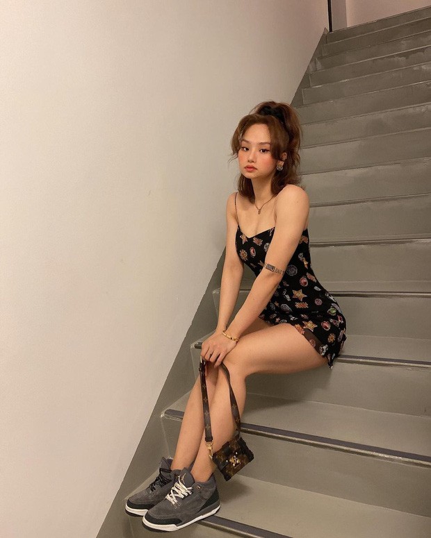 Mix & Phối - Miu Lê diện váy ngắn sexy, Amee biến hóa áo khoác thành chân váy cực cá tính - chanvaydep.net 4 Miu Lê diện váy ngắn sexy, Amee biến hóa áo khoác thành chân váy cực cá tính - ảnh 2