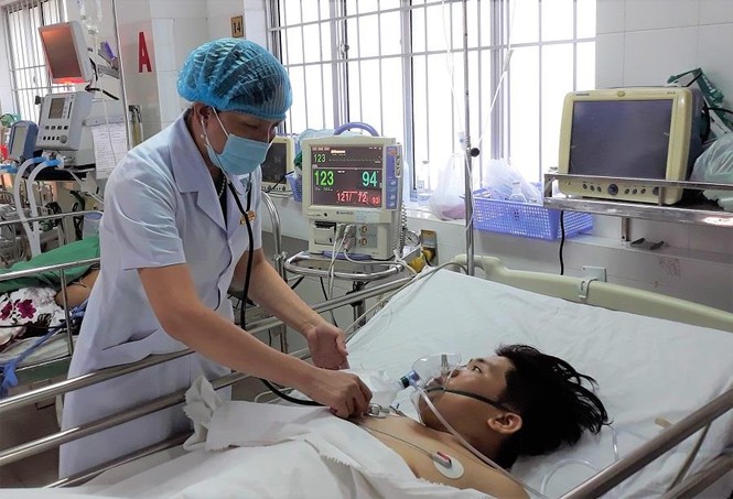 Tự tông vào xe tải ven đường, nam thanh niên vỡ gan nguy kịch - ảnh 1