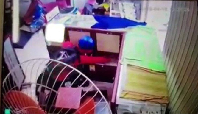 Kẻ bịt mặt táo tợn chích điện cướp tiệm vàng giữa ban ngày - ảnh 1