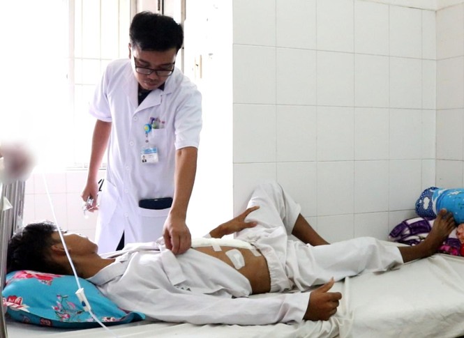 Nam thanh niên được cứu sống thần kỳ sau khi tông đuôi ô tô vỡ tá tràng - ảnh 1