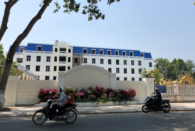 Thuê đất công, chủ đầu tư lấn chiếm vỉa hè, xây vượt hàng trăm mét vuông - ảnh 1