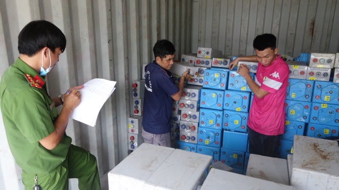 Bắt quả tang ô tô tải vận chuyển 28 tấn chất thải nguy hại - ảnh 2