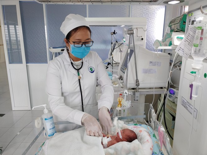Cứu sống bé gái sinh non nặng 800gr, viêm phúc mạc do thủng tạng rỗng - ảnh 1